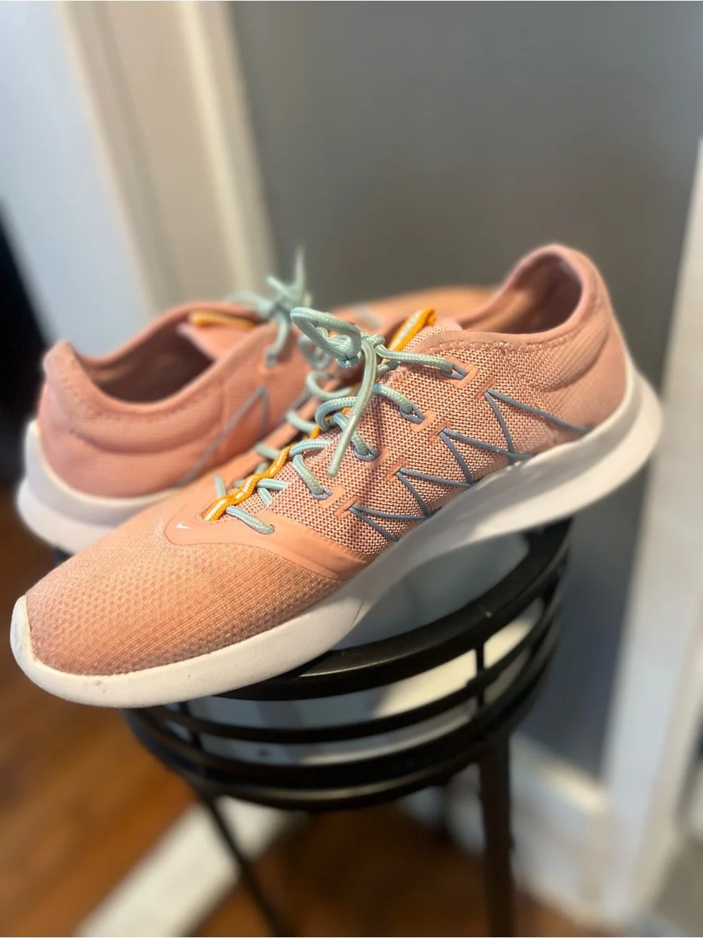 Nike Women's Peach Mesh Trainers with Blue Swoosh - Picture 3 of 6